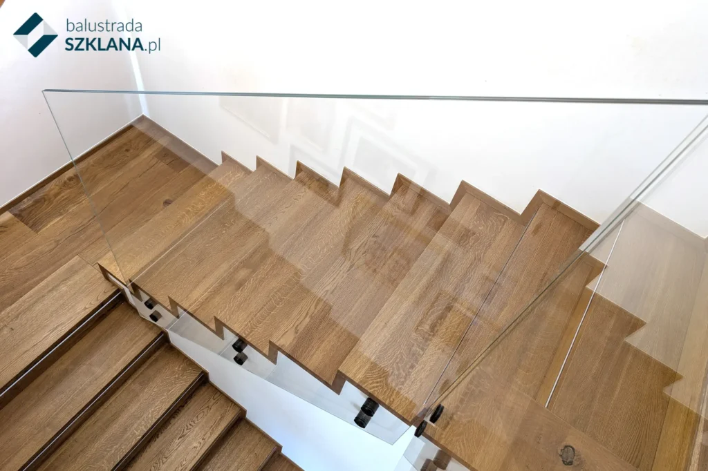 Balustrada szklana do domu na rotulach
