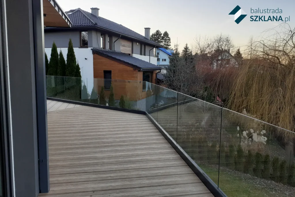 Balustrada szklana mocowana w profilu