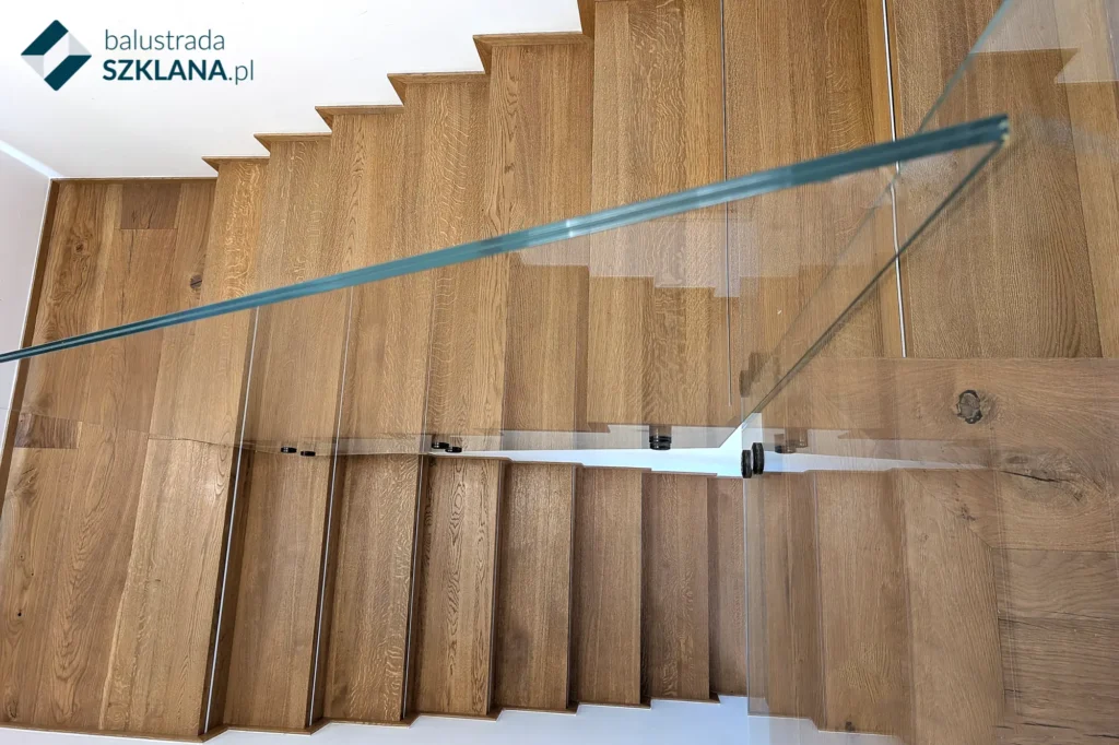 Balustrada szklana na czarnych rotulach