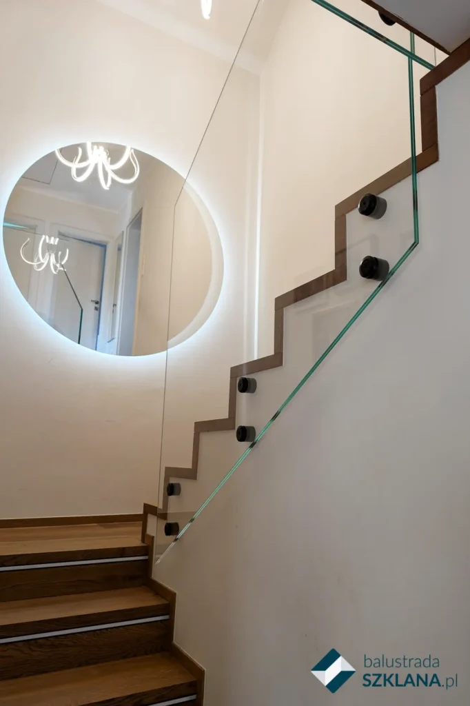 Balustrada szklana na klatke schodowa