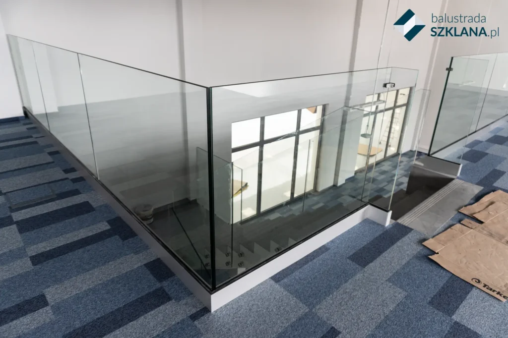 Balustrady szklane montaz w profilu