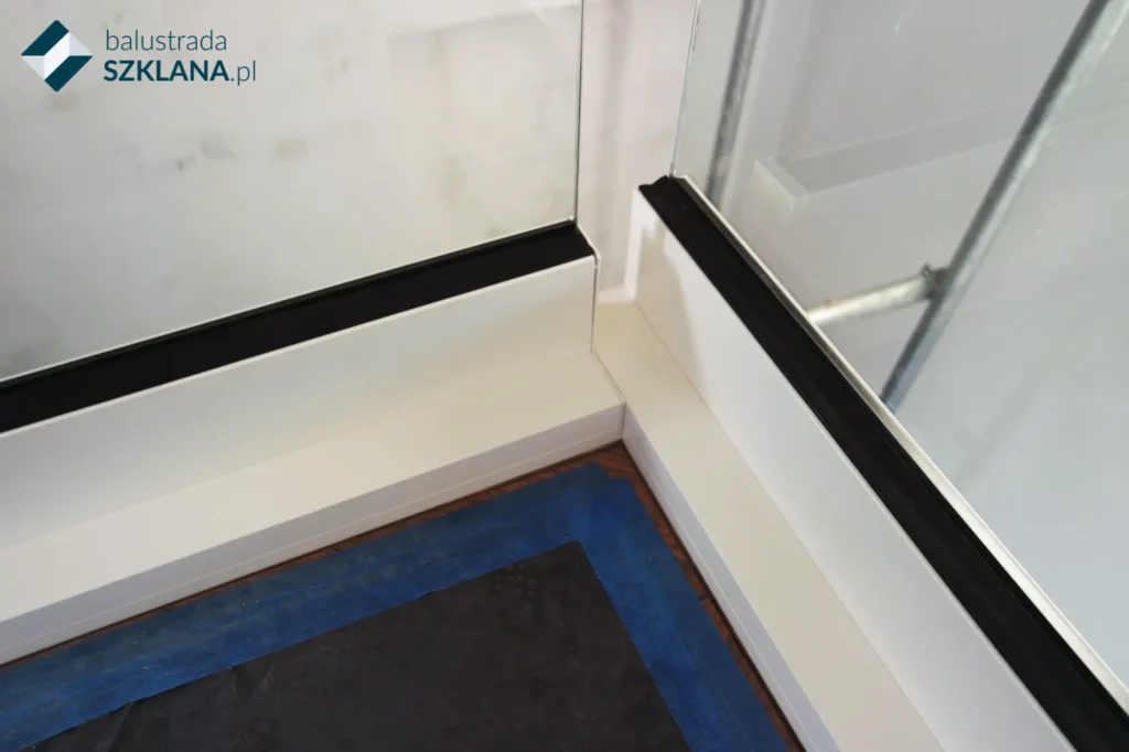 Balustrady szklane w bialym profilu