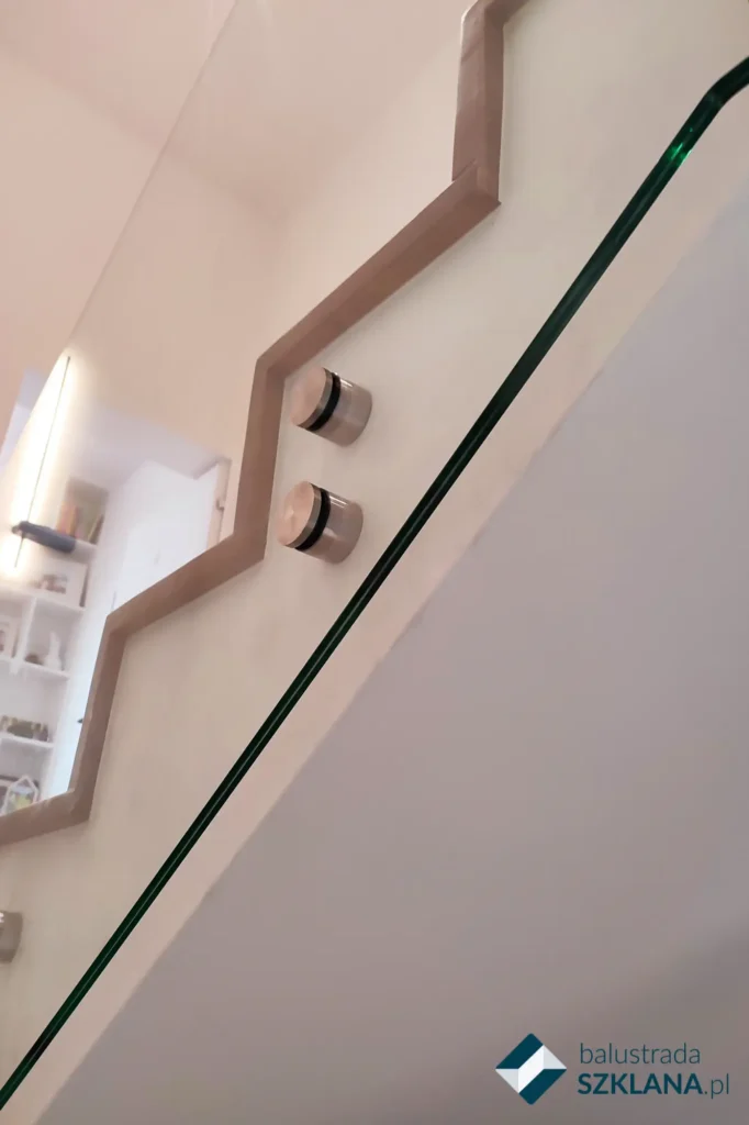 Mocowanie balustrady do schodow