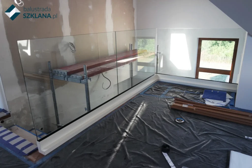 Szklana balustrada w bialym profilu