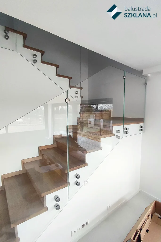 Szklana balustrada wewnętrzna z montażem
