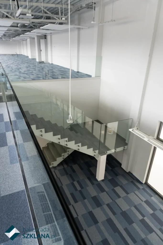 Szklane balustrady wewnetrzne na rotulach