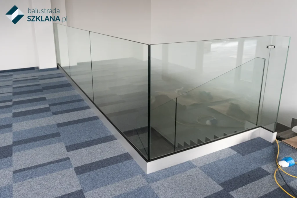 Balustrada szklana do biura w profilu