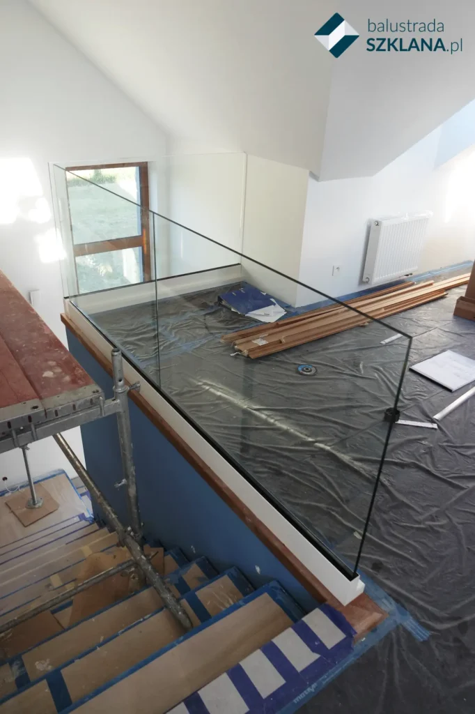 Balustrada szklana w listwie
