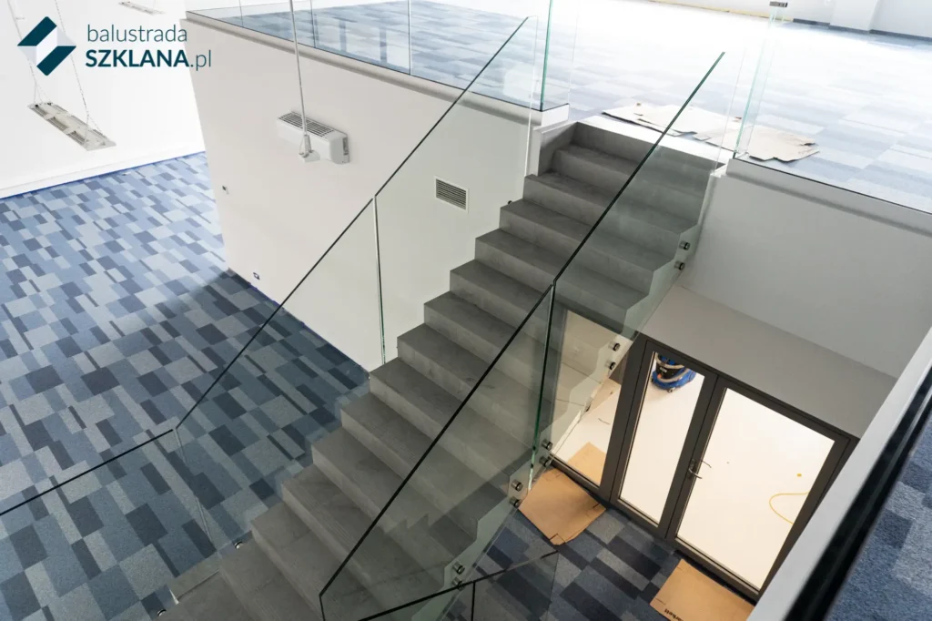 Nowoczesne balustrady szklane biuro schody montaz