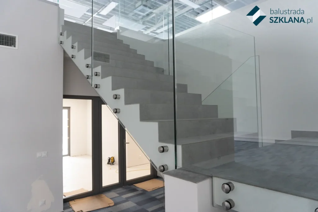 Szklana balustrada wewnetrzna montaz przy schodach biuro