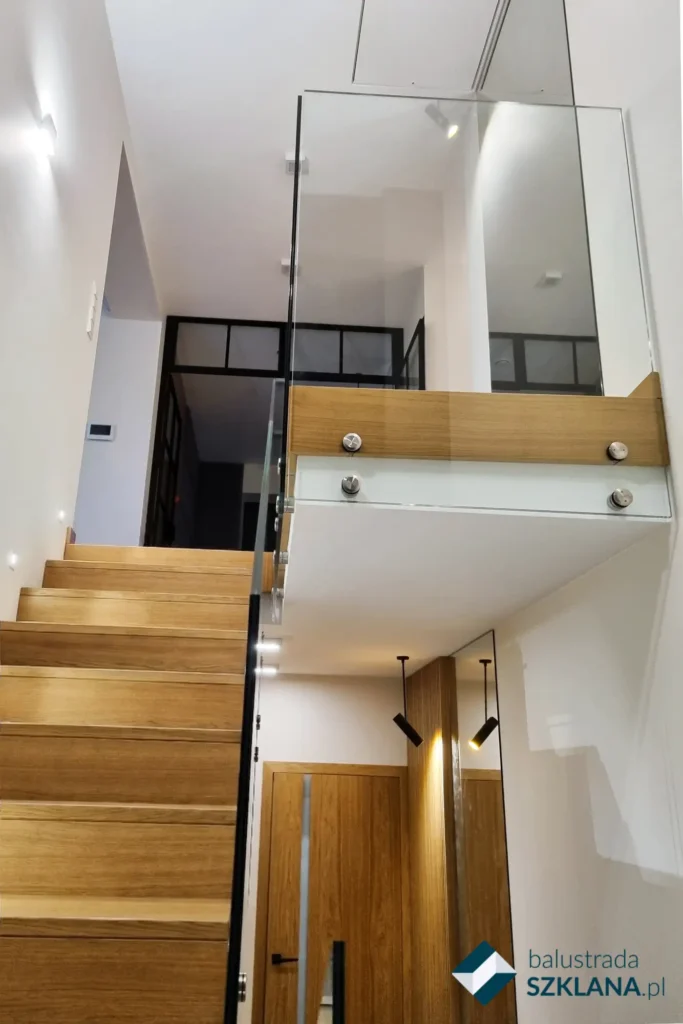 Szklane balustrady schodowe na rotulach montaz